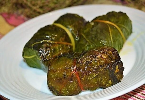 Голубцы из листьев свеклы с мясным фаршем. Голубцы из свекольных листьев. долма из свекольных листьев. голубцы из свекольных листьев с рисом и фаршем. толма из листа свеклы.