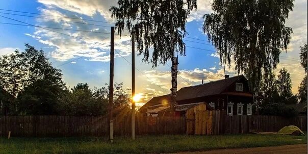Из города в деревню выехал. Городские в деревне. из города в деревню. деревня кадый улица. сбегаем из города в деревню.