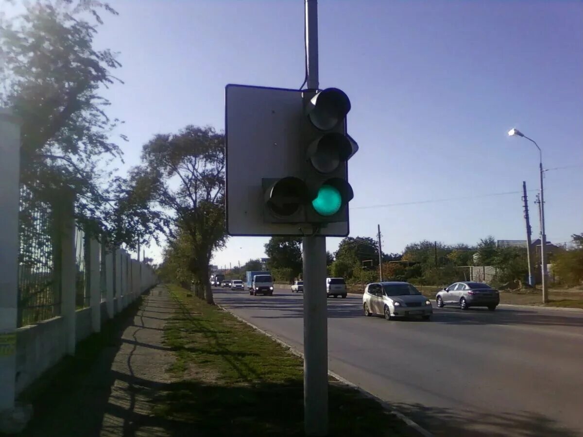 Дополнительная зеленая стрелка на светофоре налево. Светофор с доп секцией налево. Светофор со стрелкой. Дополнительный светофор на перекрестке. Американский светофор.