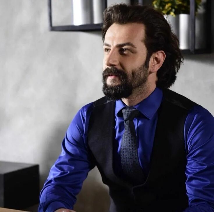 Gökberk yildirim актер. Турецкие актёры гёкберк демирджи. Сибель гёкче гекберг демирджи. Каан йылдырым сериал кольцо. Гëкберк демирджи.