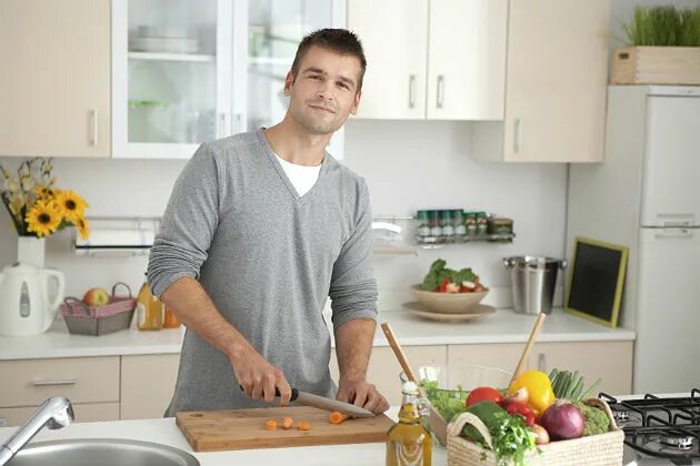 Cooking man. Мужчина на кухне. Парень на кухне. Мужская фотосессия на кухне. Мужчина готовит на кухне.