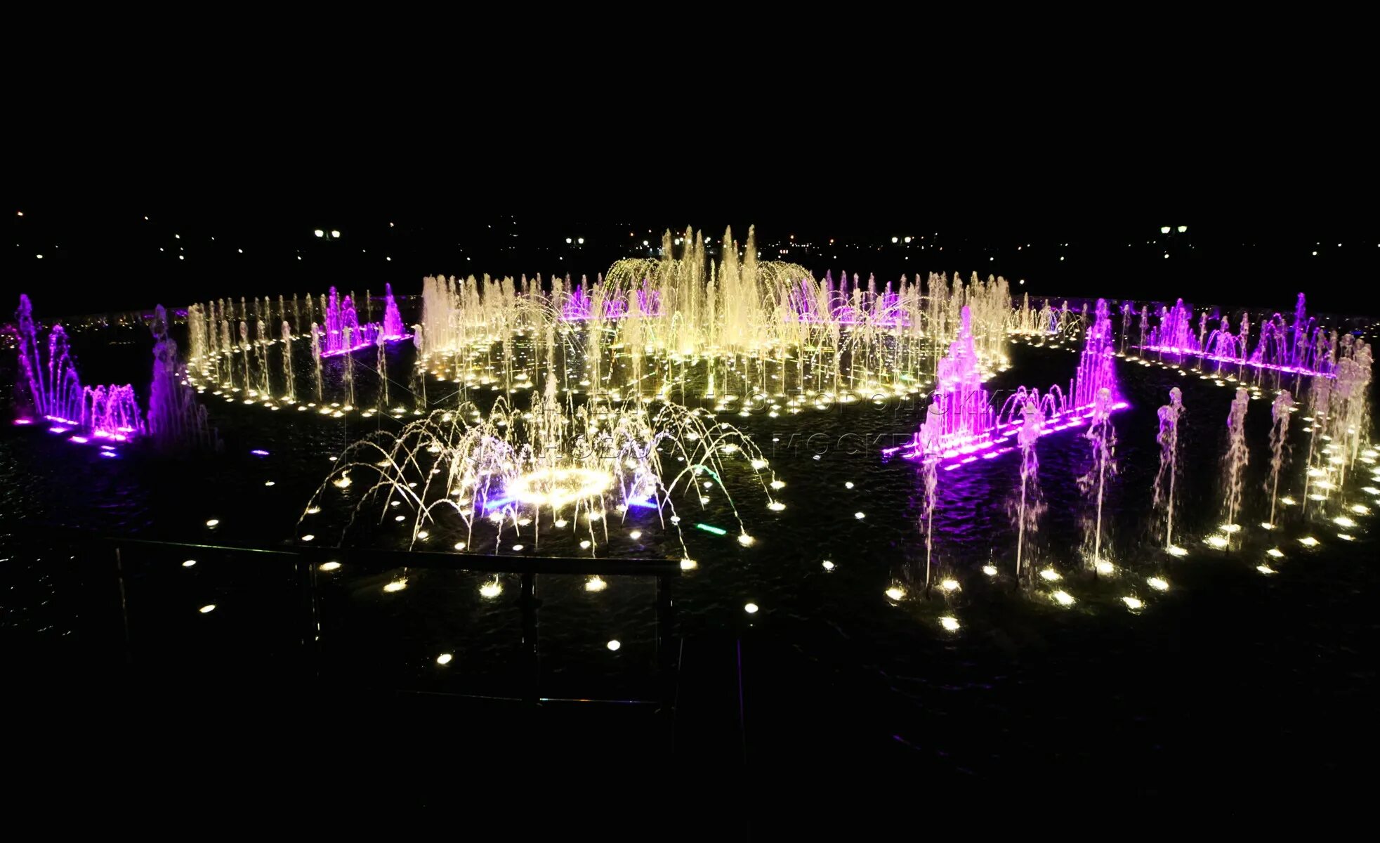 Светодинамический фонтан в музее-заповеднике «Царицыно». Светодинамический музыкальный фонтан Царицыно. Светомузыкальный фонтан в Царицыно. Светодинамический фонтан в парке Царицыно. Когда включают фонтаны в москве 2024