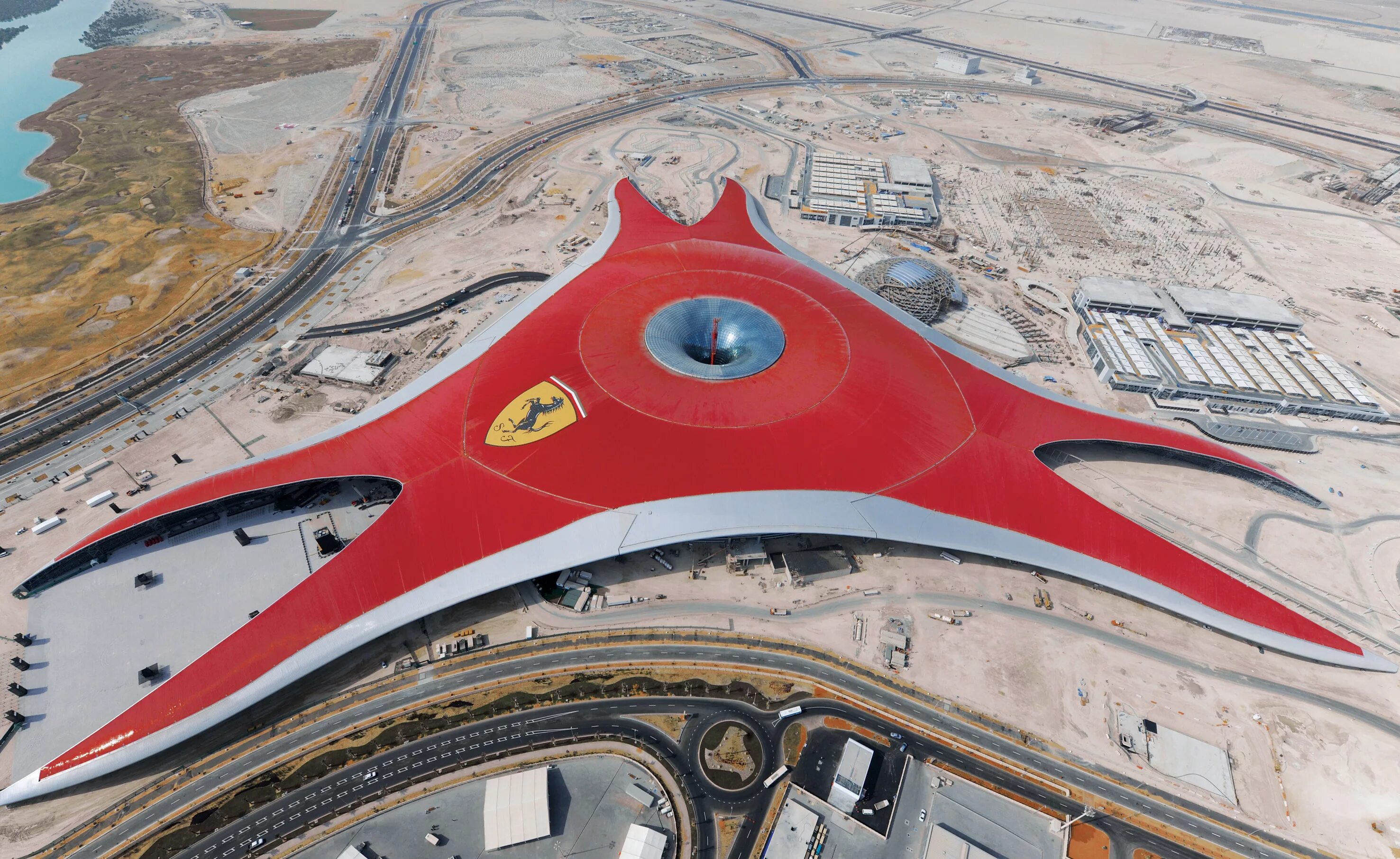 Ferrari World Абу-Даби. Феррари парк Дубай. Ferrari Park Абу Даби. Парк мир Феррари в Абу Даби.