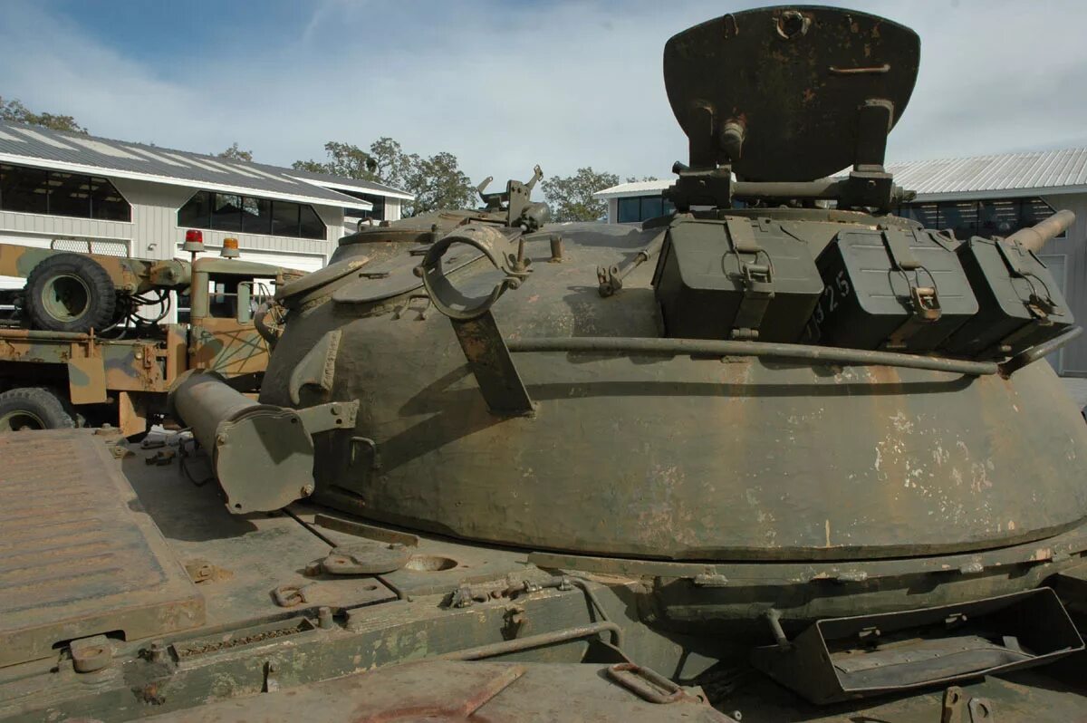 Дверь у танка ответ. Дверь танка. Нижний люк т 62. М22 танк. Бортовая танка т 64.