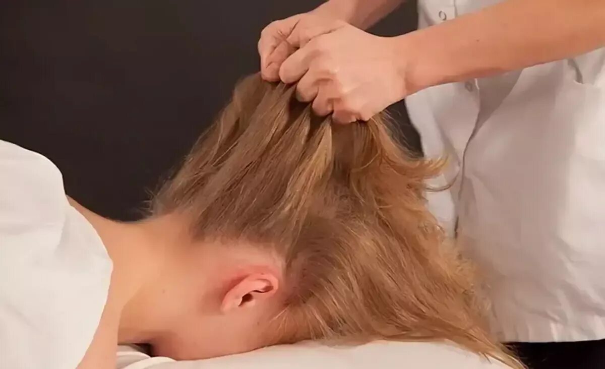 Hair massage. Массаж головы. Массаж волосистой части головы. Мпссажьволосистой части головы. Массаж волосяной части головы.