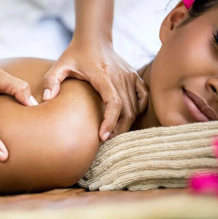 массаж спины. массаж для мужчин. массаж для женщин. массаж шейноворотникрвоц зоны. массажист 21.