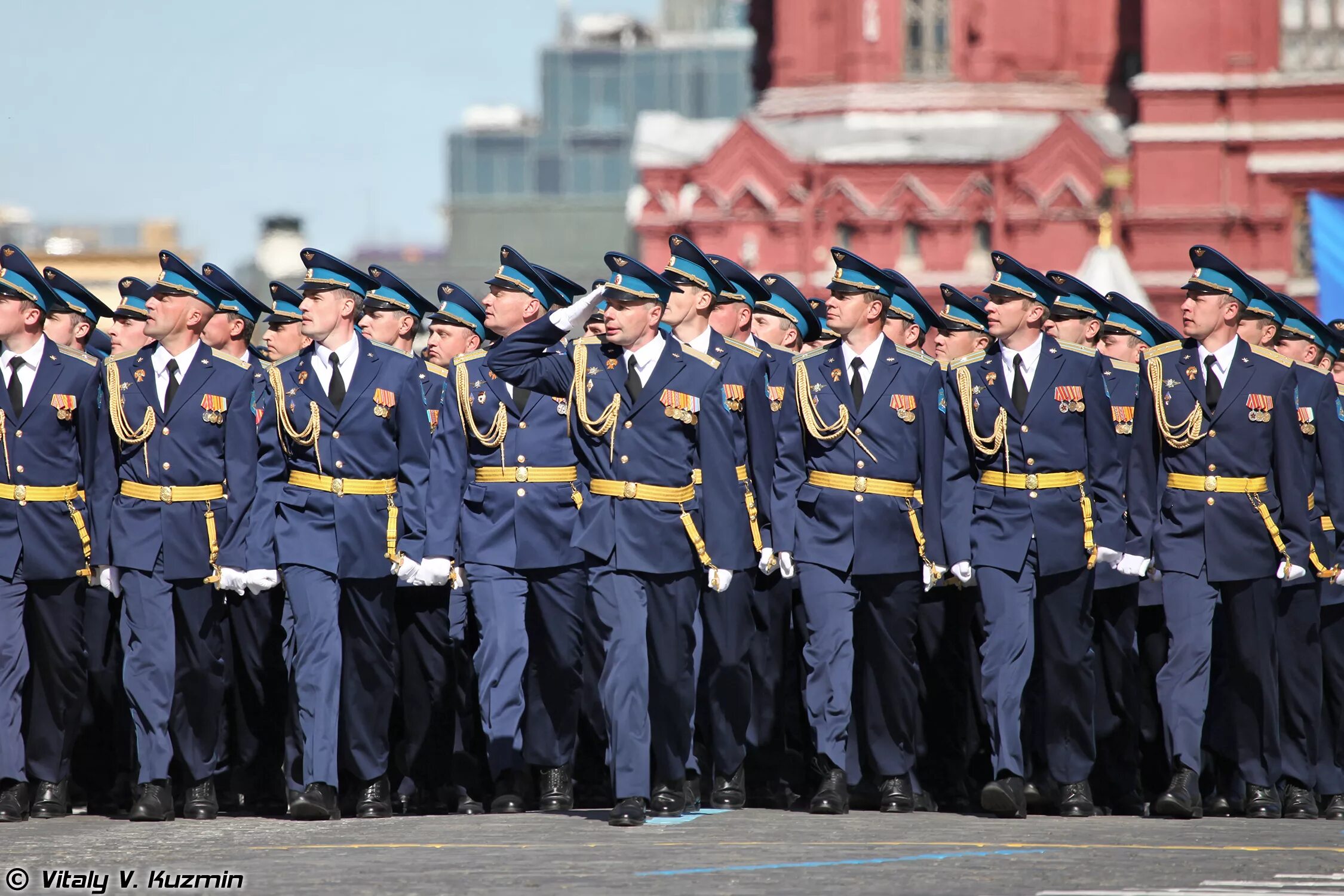 Задание на параде. Рота почетного караула ВУНЦ ВВС ВВА. ВВС РФ на параде. Летчики на параде. Форма космических войск.