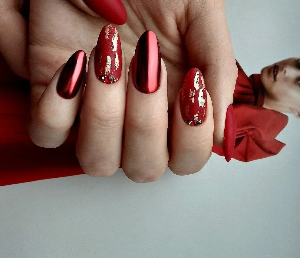 красные ногти с втиркой. красный маникюр с втиркой 2022. маникюр миндаль красный втирка. красный маникюр с втиркой. красный маникюр с втиркой.