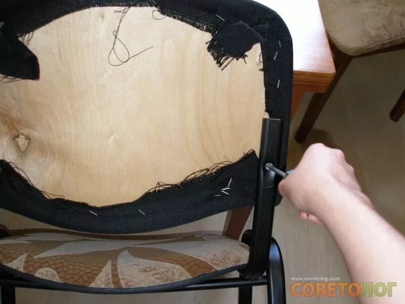Стул снизу. Фанерная спинка для кресла. Винт крепления сидушки офисного стула. Отломилось крепление сидушки стула. Крепление спинки стула.