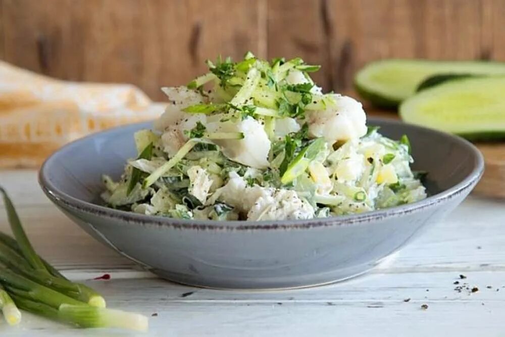 салат с тресковой печенью и огурцом. салат из трески со свежим огурцом. салат печень трески с яйцами. салаттс печенью трески. салат картофельный с рыбой.