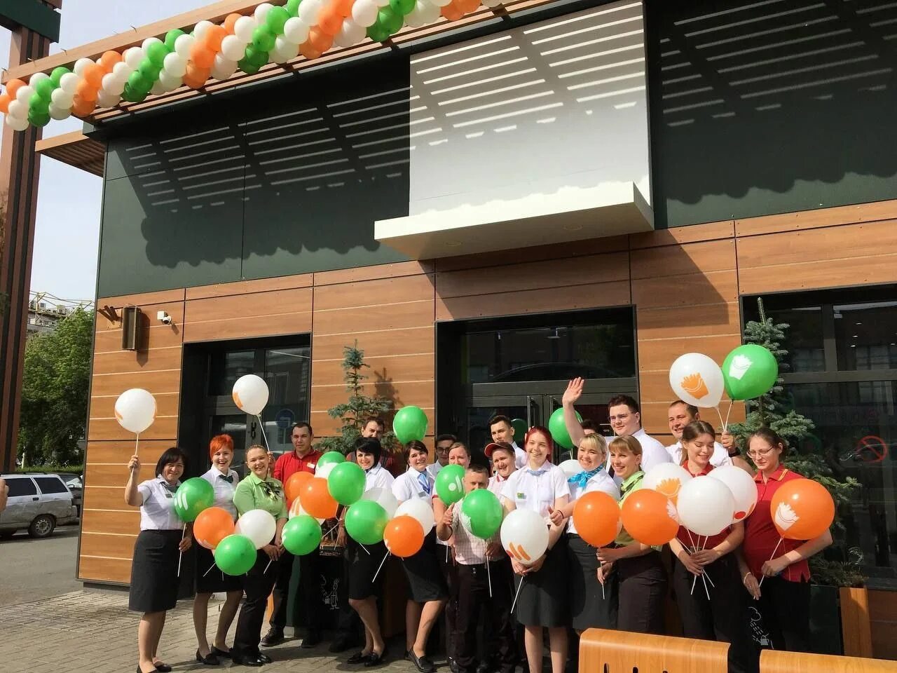 Новый макдональдс. Вкусно и точка ресторан здание. Вкусно и точка оренбург. Фаст фуд вкусно и точка. Вкусно и точка оренбург работа.