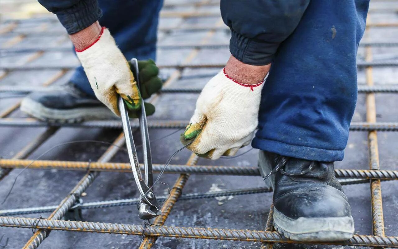 Бетонирование в строительстве. Армирующие работы. Арматурщики монолитчики. Вязка арматуры на стройке. Арматура для монолитных железобетонных конструкций.