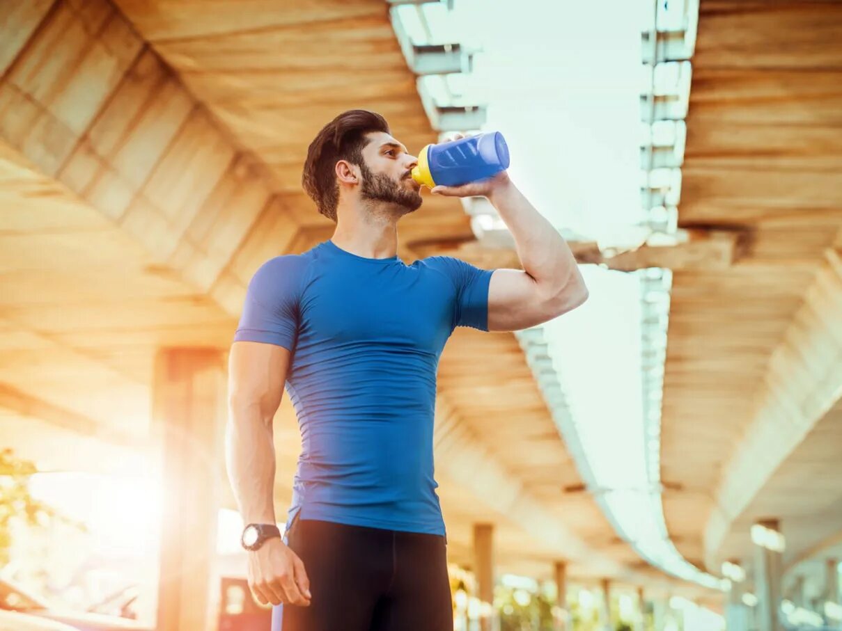 Что пьют спортсмены во время. Тренировка Сток фото. Crawford Protein Shake фото. Реклама протеина фото. Man Training after.