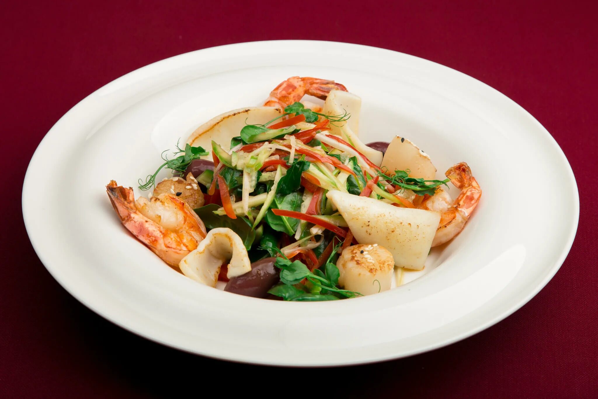 салат с морепродуктами с теплым соусом. тёплый саовь с морепродуктами. теплый салат из морепродуктов. руккола с бальзамическим соусом. салат с морепродуктами с теплым соусом.