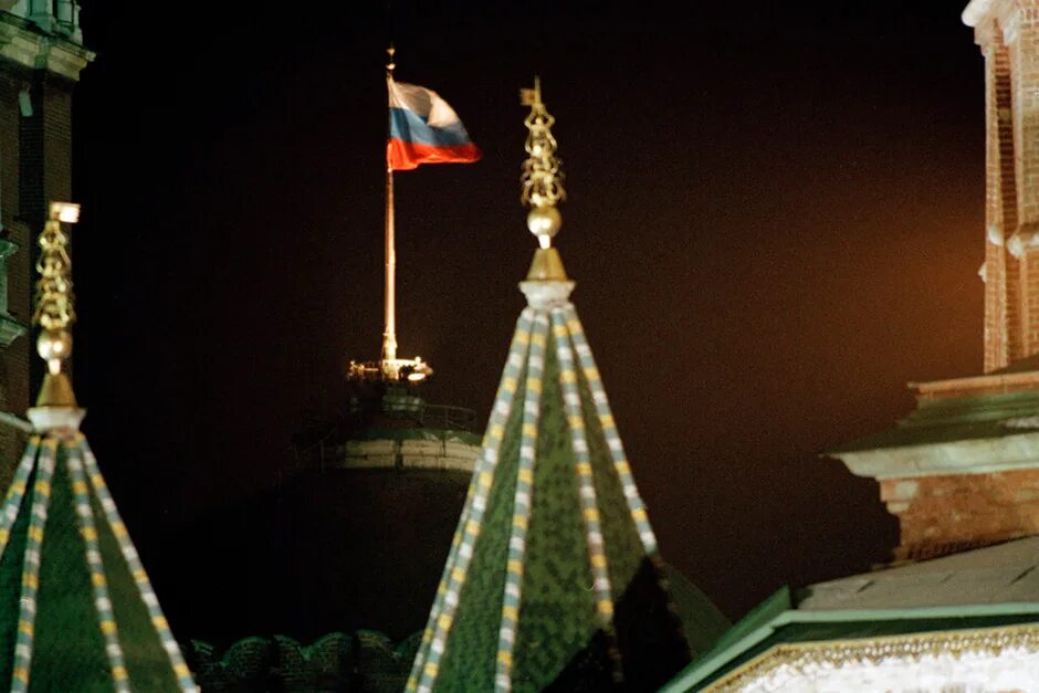 Спуск флага СССР над кремлём 25.12.1991. Кремль 25 декабря 1991. Флаг над Кремлем 25 декабря 1991. Флаг СССР над Кремлем 1991.