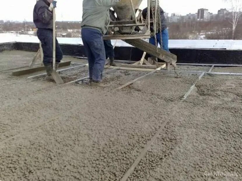 Монолитный бетон в15. Бетон под наклоном. Бассейн из бетона. Опалубка для бетонирования откосов. Бетонирование конуса моста.