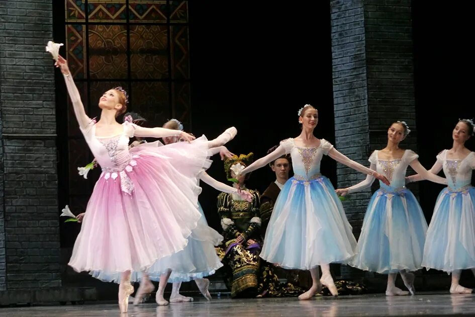 Балет ростовский музыкальный театр. Ростовский музыкальный театр балет. Балет баядерка в музыкальном театре. Балет щелкунчик ростов на дону. Ростовский музыкальный театр балет.