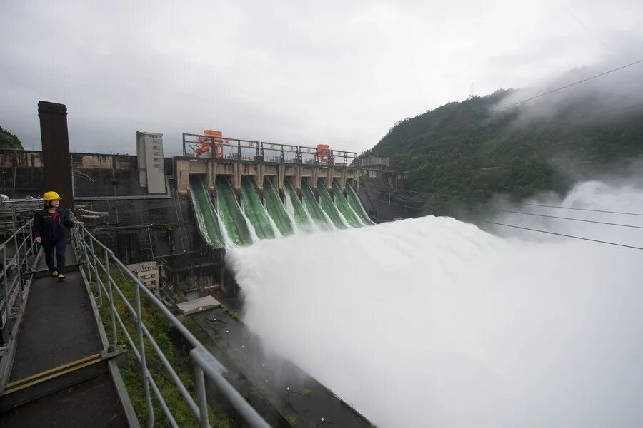 Плотина братской гэс. Братская гэс в братске. Орск водохранилище дамба. Лучшие сброс. Лучшие сброс.