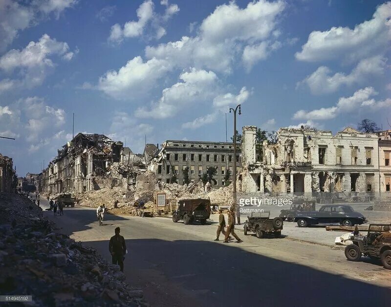 Разрушенный берлин. Руины Берлина 1945. Берлин после войны 1945. Разрушенный Берлин 1945 в цвете. Берлин развалены после войны.