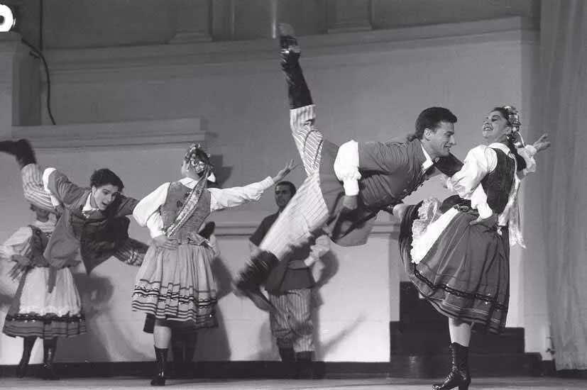 народный танец чардаш венгрия. испанка чешка индейка полька венгерка. иоганнес брамс венгерские танцы. испанка чешка индейка полька венгерка. темп чардаша.