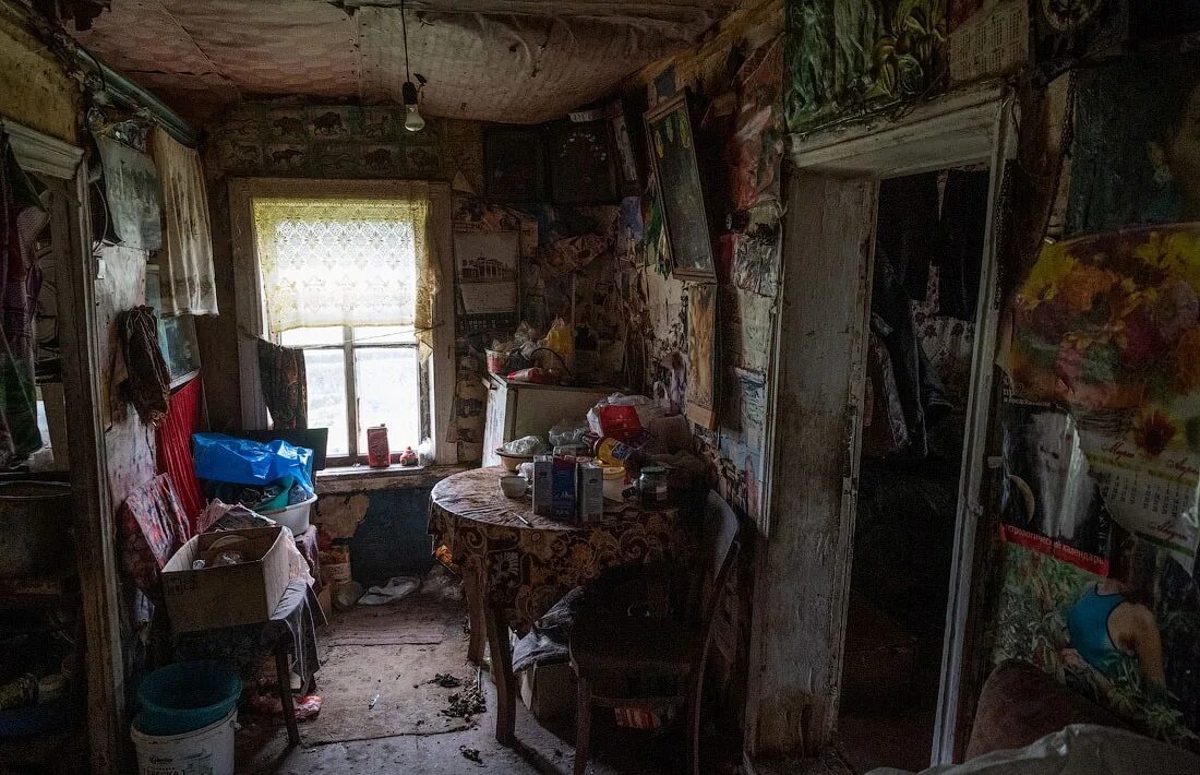 Дом бедной семьи. Бедный дом внутри. Бедное жилье в России. Жильё в глубинке. Убогий деревенский дом.