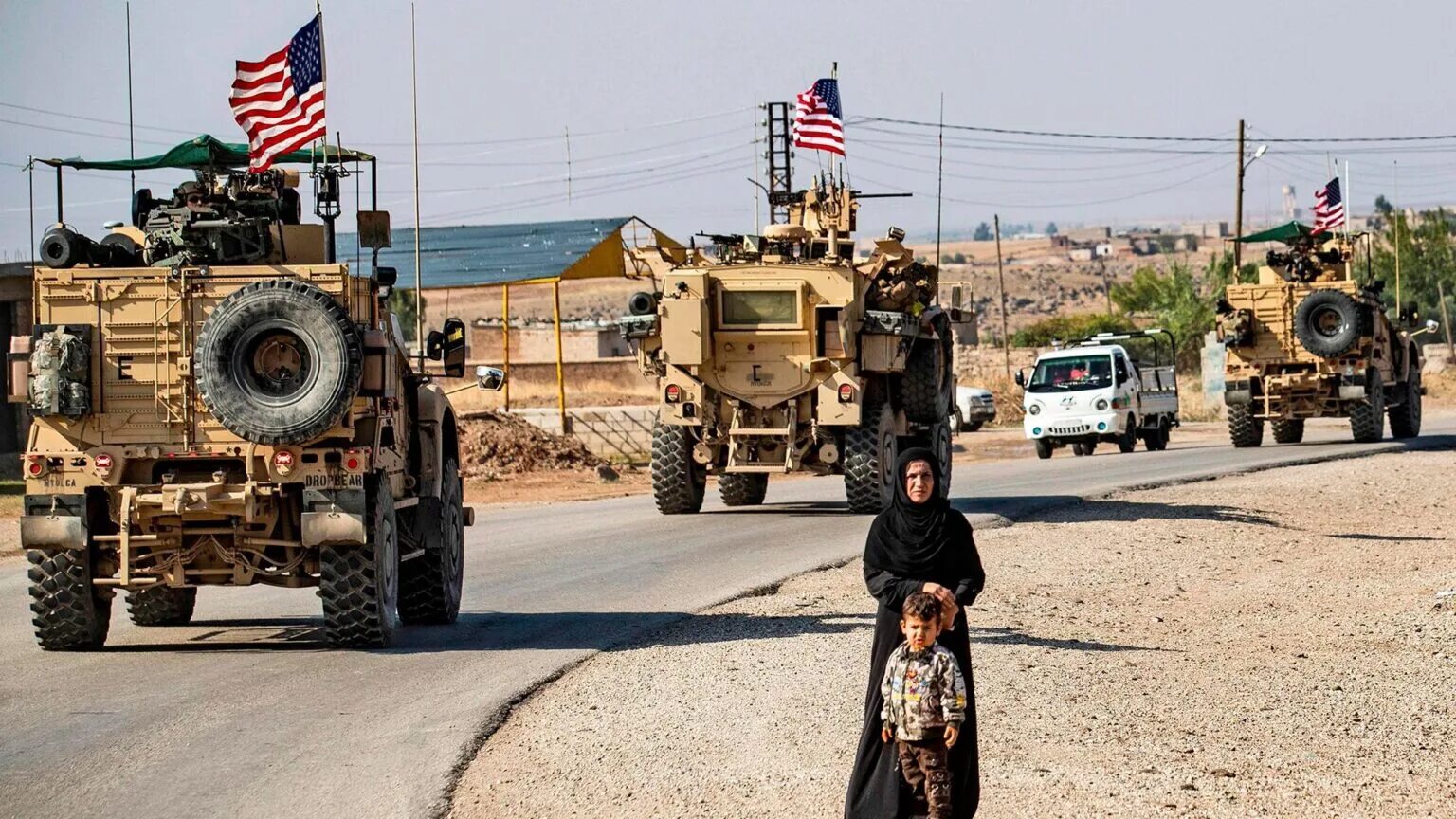 Союзные силы в сирии. Американские войска в Сирии. Американская база в Сирии. Американские солдаты в Ираке. Конвой в Ираке.