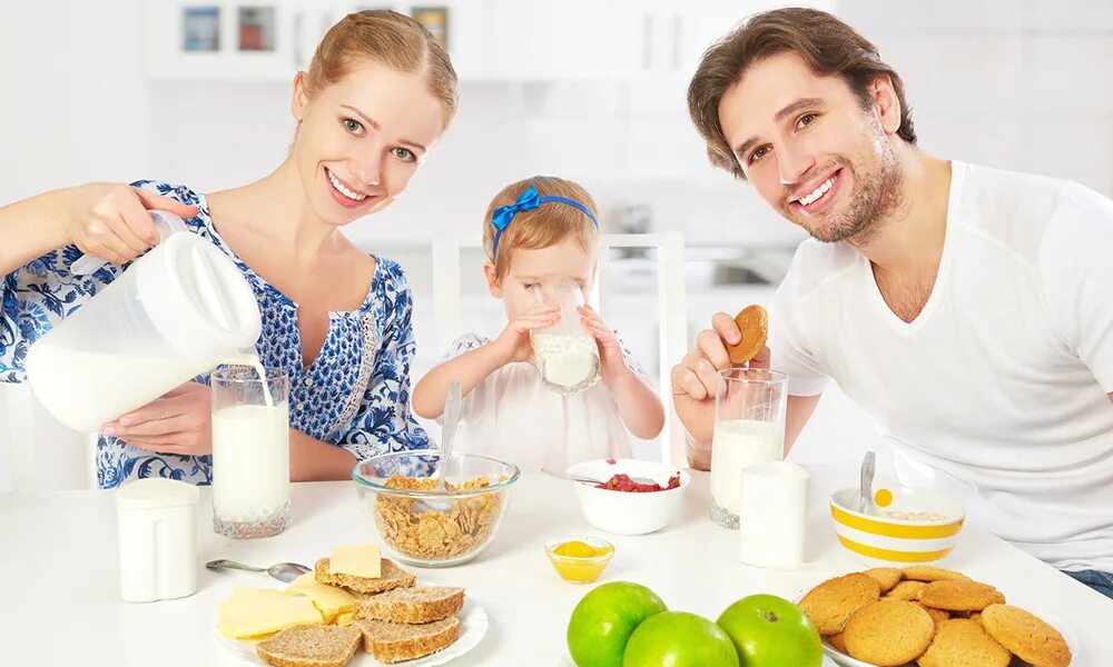 Девушка пьет витамины. После еды. Человек пьет молоко. Взрослый попит. Питание в пожилом возрасте.