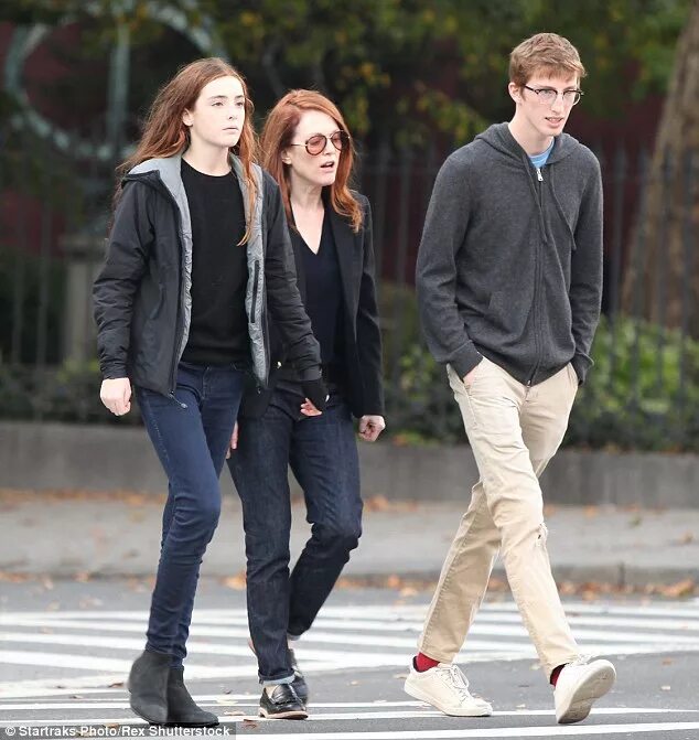 Семья мур. Джулианна мур и ее семья. Семья мур. Сын джулианны мур калеб. Сын джулианны мур калеб.