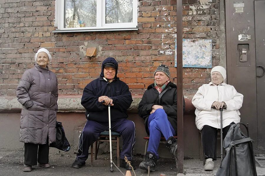 Пенсионер переезжает в москву. Пенсионеры на лавочке. Бабки на лавке у подъезда. Бабушки на лавке у подъезда.