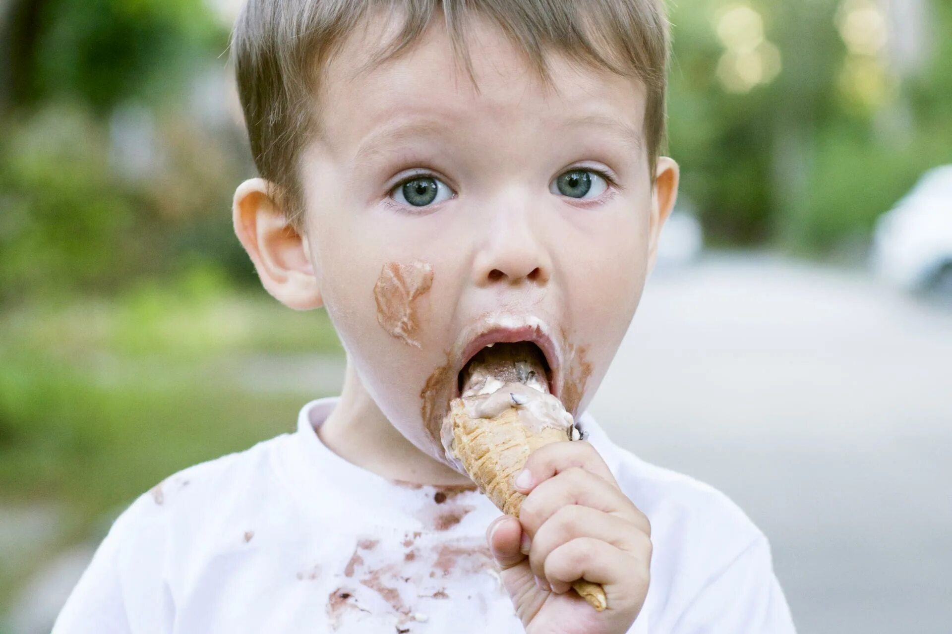 Мороженое для детей. Ребенок испачкался в мороженом. Ребенок с мороженым. Мальчик ест пломбир. Почему человек ест землю