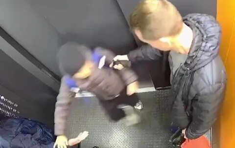 Видео мальчика в лифте