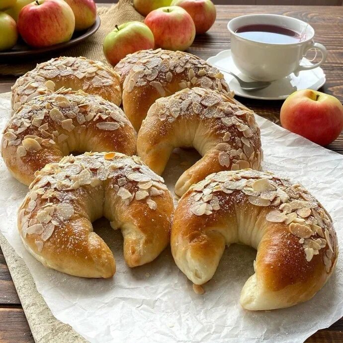 Плюшки из дрожжевого теста. Эклсская слойка. Видео выпечки. Булочки цветочки. Слоеная выпечка.