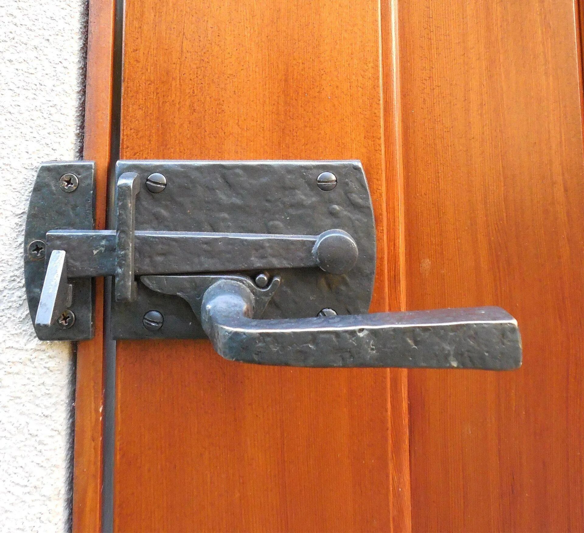 Ворота замка. Самозакрывающаяся защелка на калитку. Задвижка щеколда на калитку поворотная. Защелка на калитку ноэз зк-230-s черный матовый. Деревянный засов.