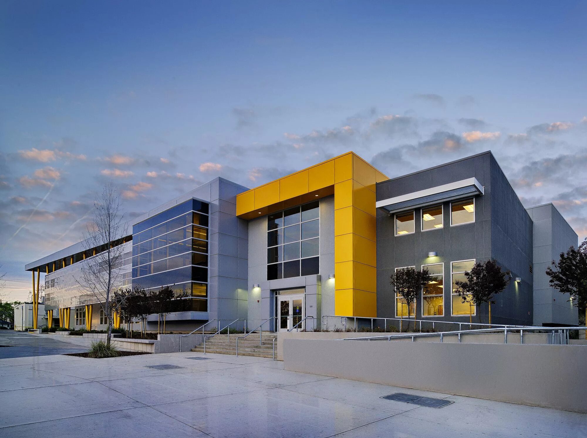 School building. Архитектура школа Litherland High School. Modern High School в Лос-Анджелесе, США. Школы Канады архитектура фасады. Современное здание школы.