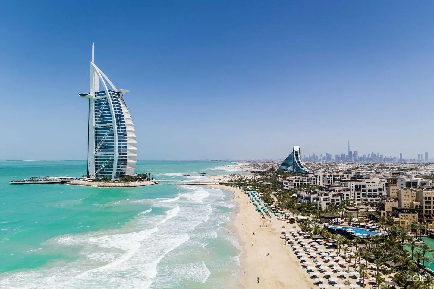 Дубай в мае отзывы. Дубай Джумейра Бич. Отель в Дубае Jumeirah Beach Hotel. Пляж Джумейра Бич в Дубае. Пляж Бурдж Аль араб Дубай.