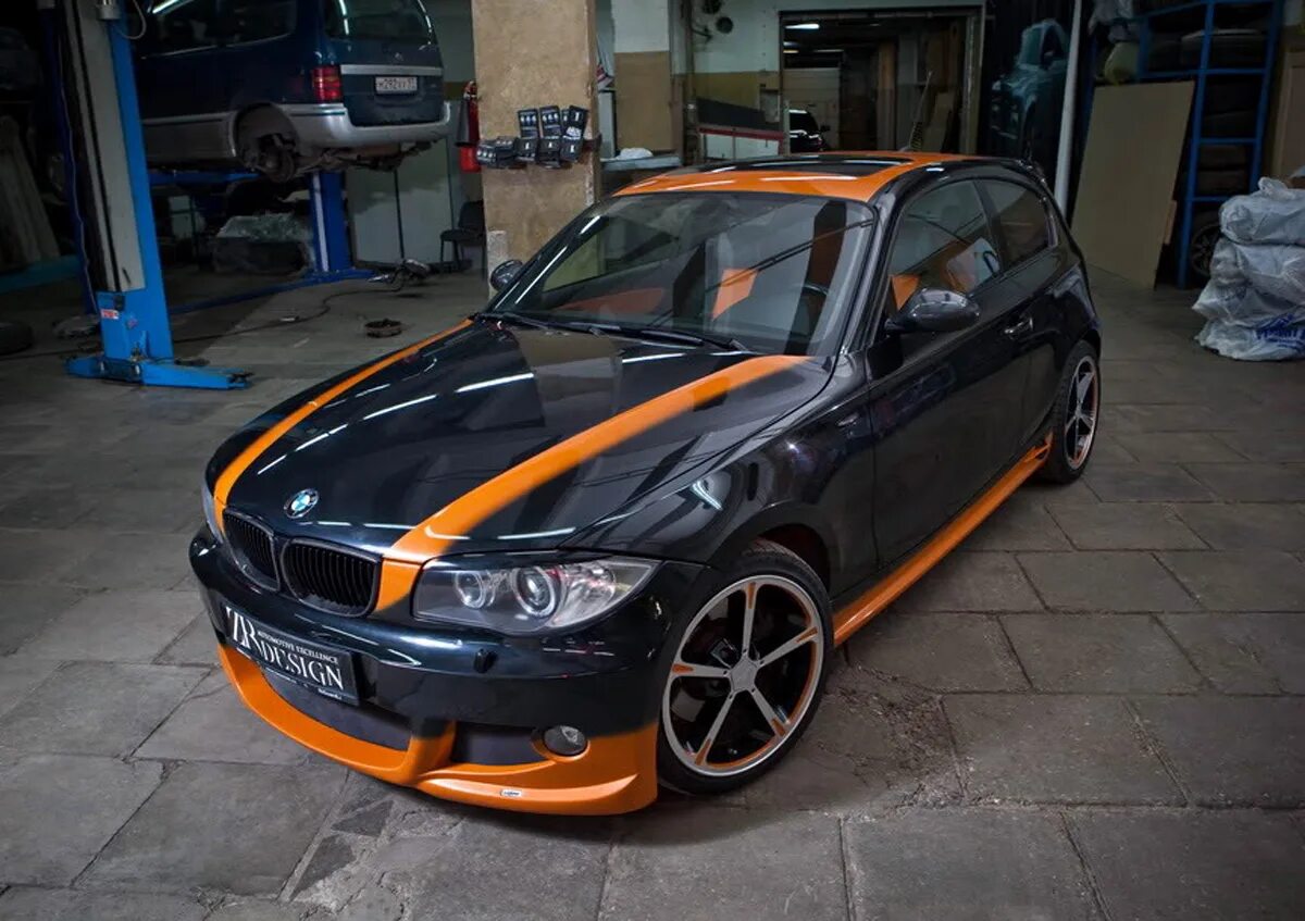 Тюнинг часть. BMW 130i. БМВ е53 оранжевый. BMW 3 обклеена. Стайлинг авто.
