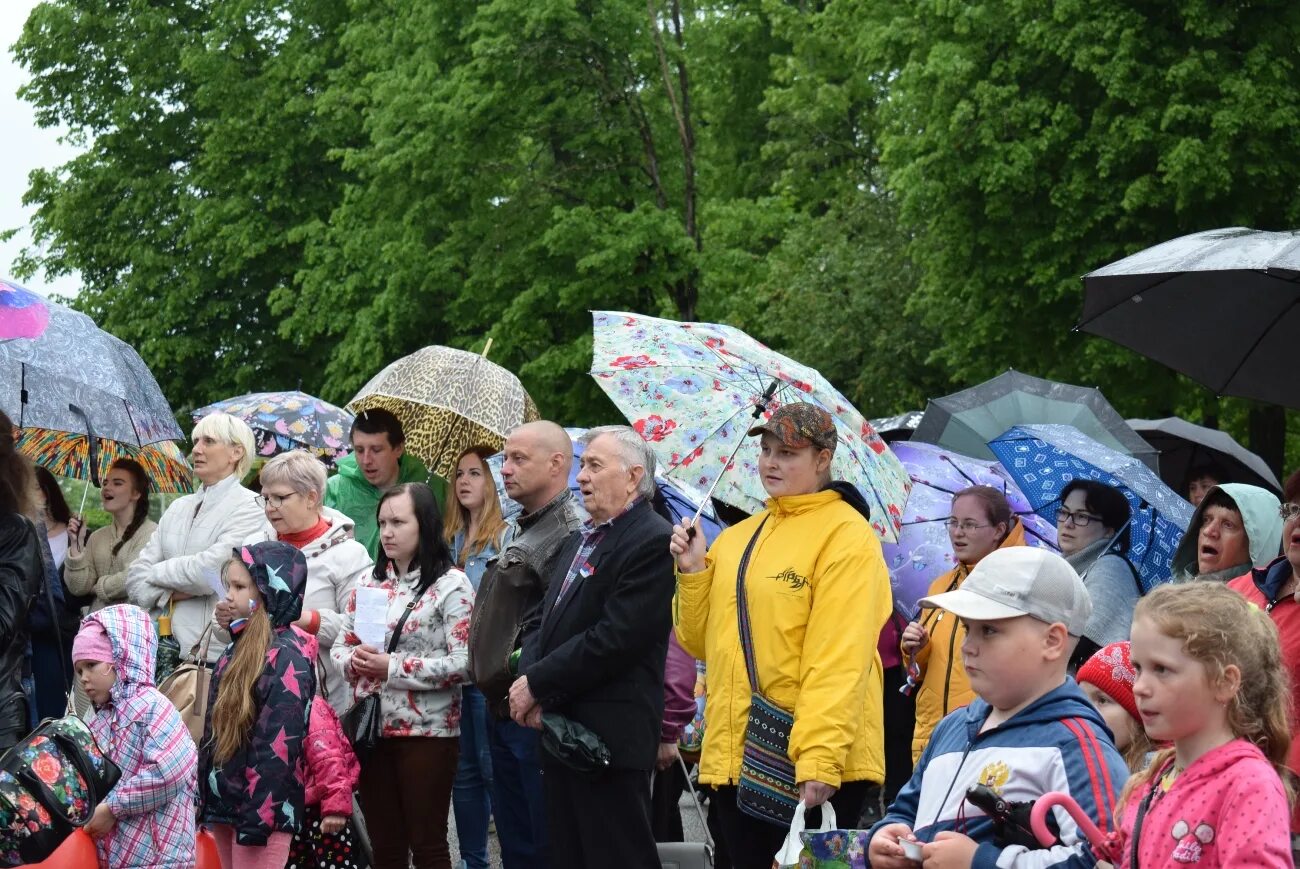 Погода в крестцах новгородской области на 10. Бессмертный полк Крестцы. Крестцы дом культуры реконструкция. День города в Крестцах.