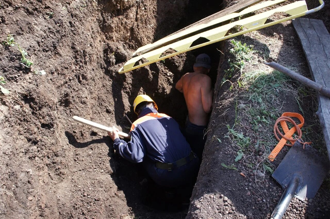 рабочие выкопать траншею. ручная копка земли. бригада копателей траншей вручную. копка котлована вручную. лопата для копки канавы.