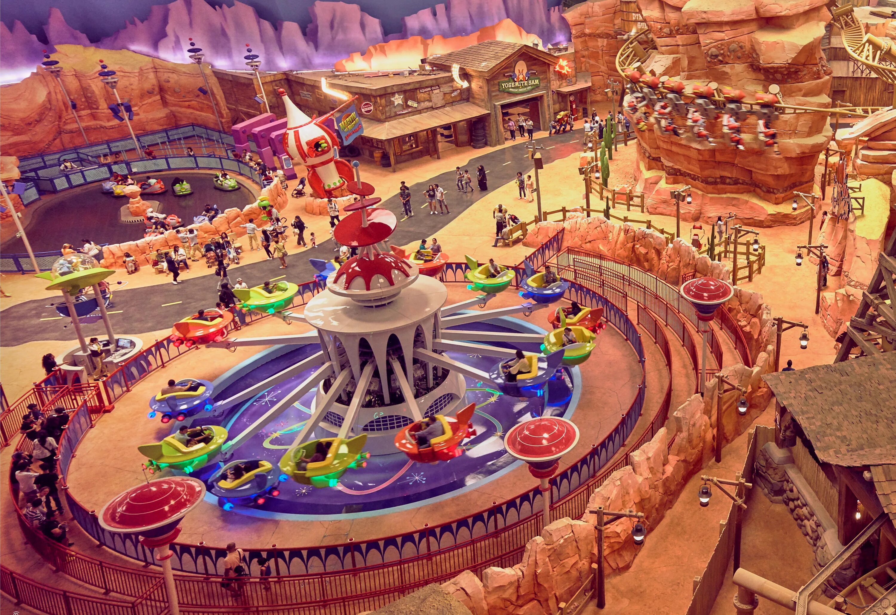 Парк бразерс. Парк аттракционов ворнер бразерс мадрид. Уорнер бразерс абу даби. Парк бразерс. World abu dhabi абу-даби.