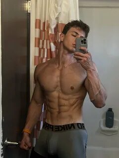 809. Late night gym sesh had me sweating. 