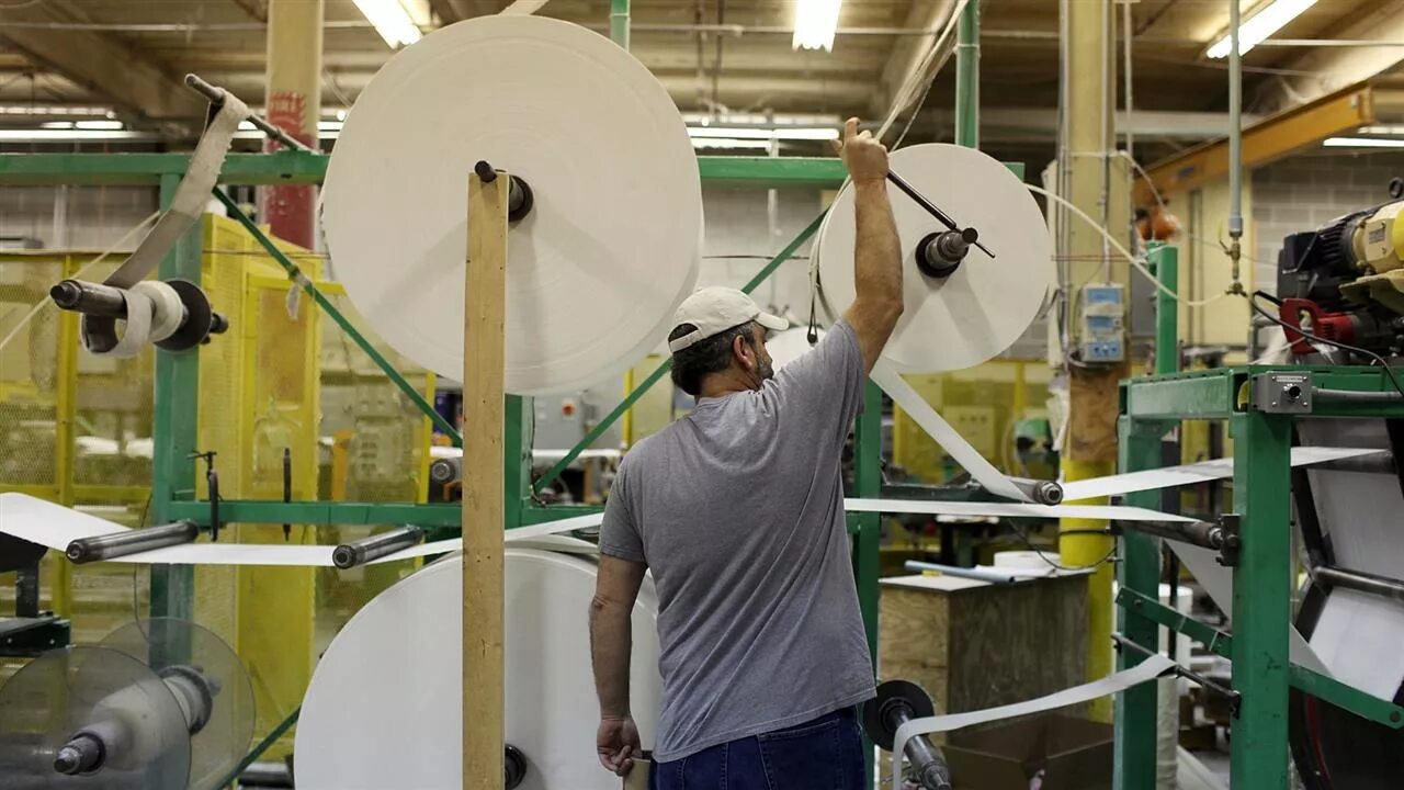 современная бумагоделательная машина. бумага из макулатуры. производство бумаги из древесины. этапы производства бумаги для детей. целлюлозно бумажный комбинат бразилия.