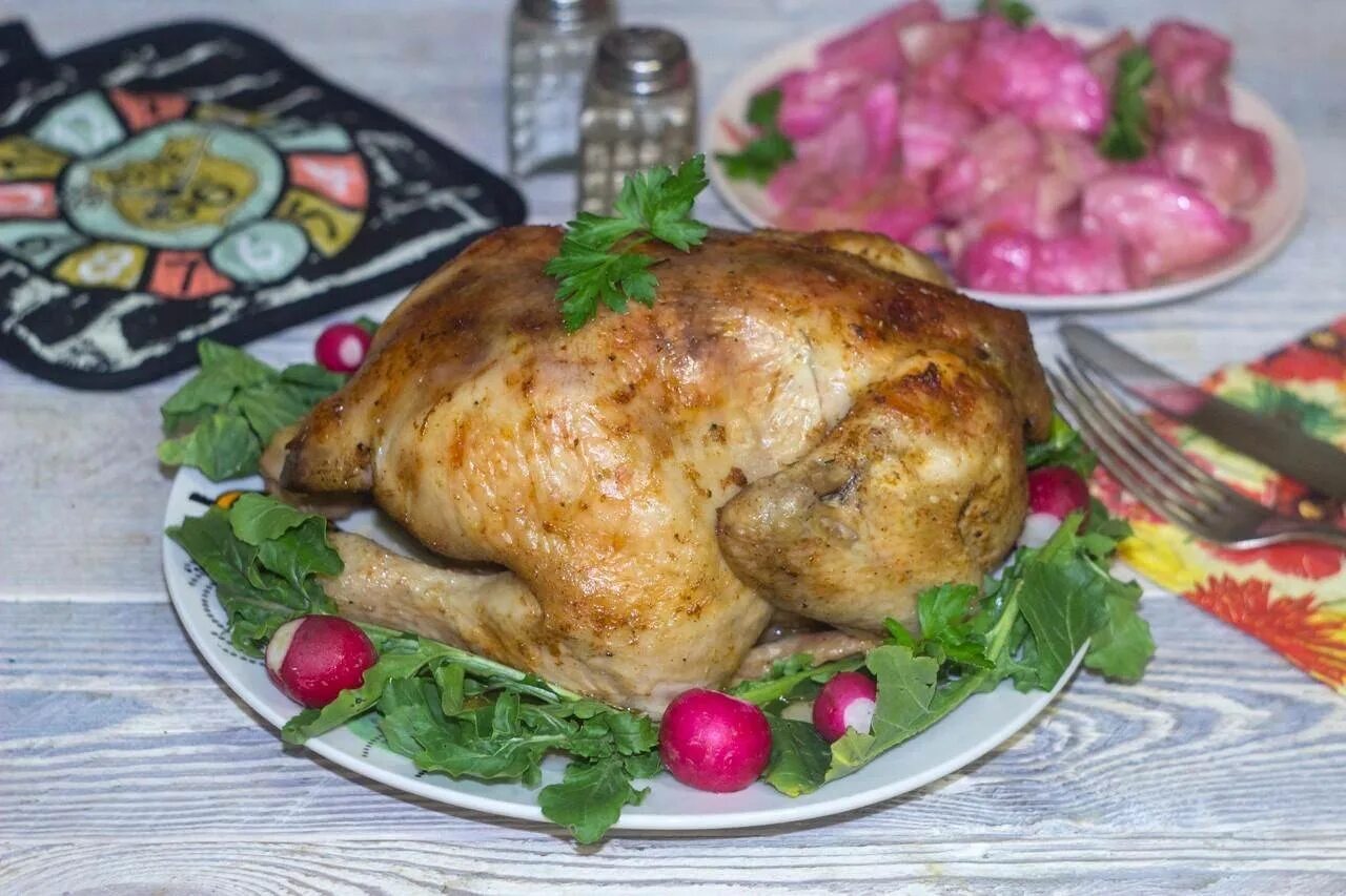 Курица целая в фольге. Курица приготовленная. Курица в духовке. Курица в духовке целиком. Праздничная курица в духовке.