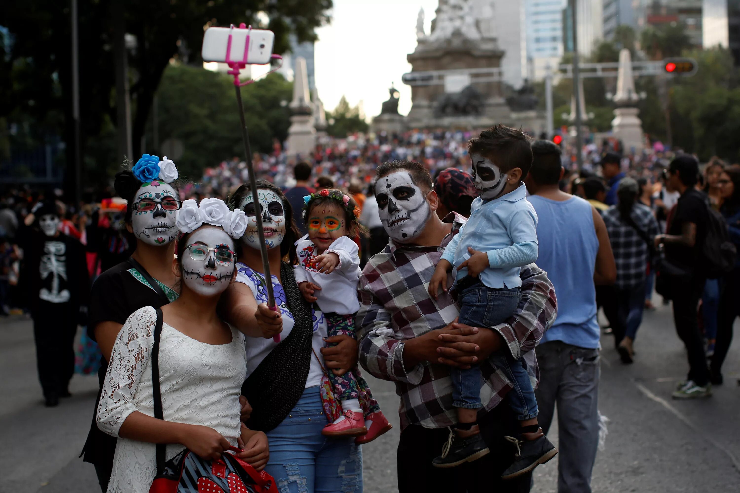 Большая часть населения мексики говорит. Парад Катрины день мёртвых. Карнавал в Мексике день мертвых. Парад Катрины в Мехико.