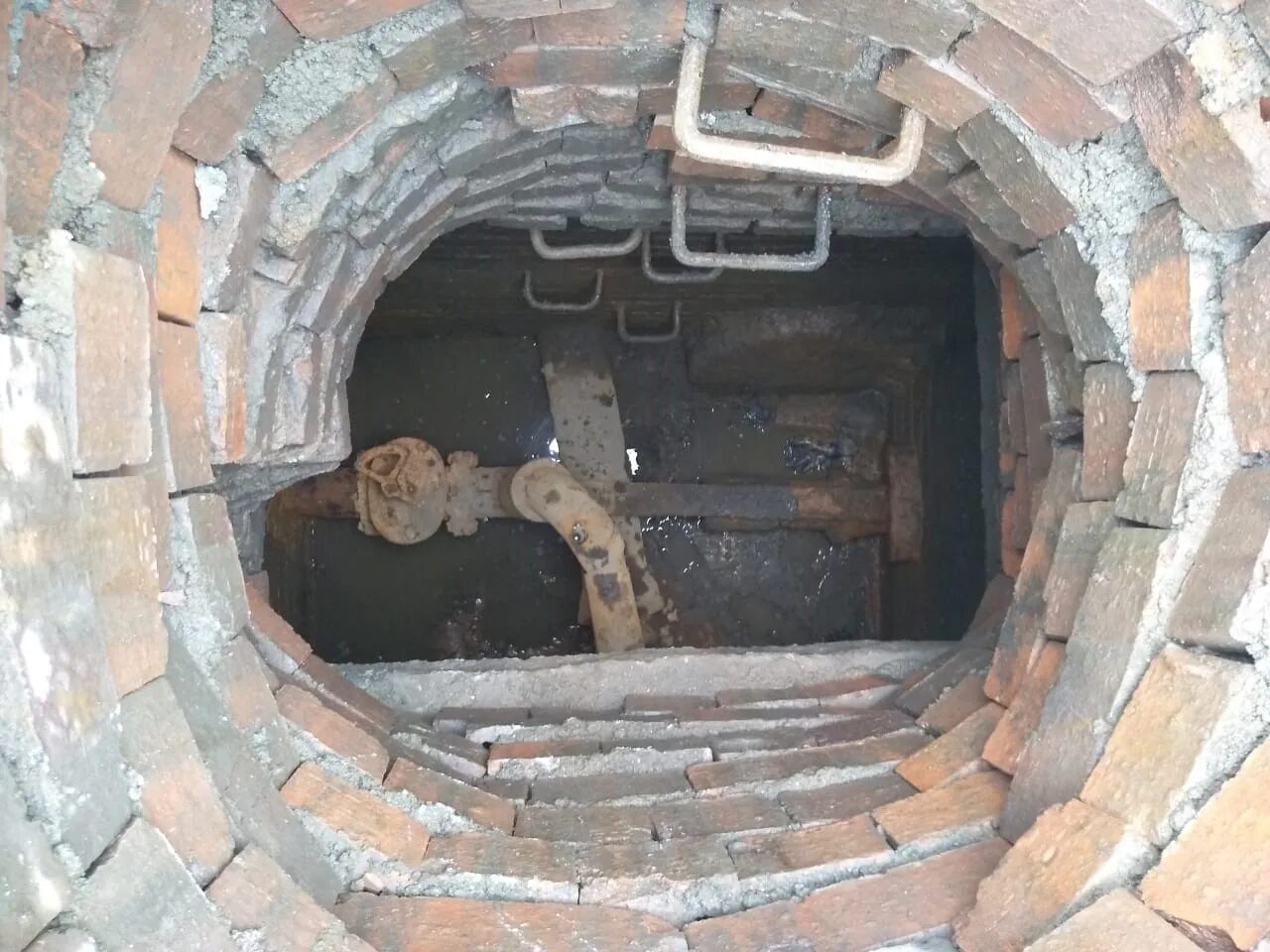 Погода в краснодарском крае на неделю. Погода на неделю в колодцах. Дыра в заборе. Погода на неделю в колодцах. Котенок упал в колодец.