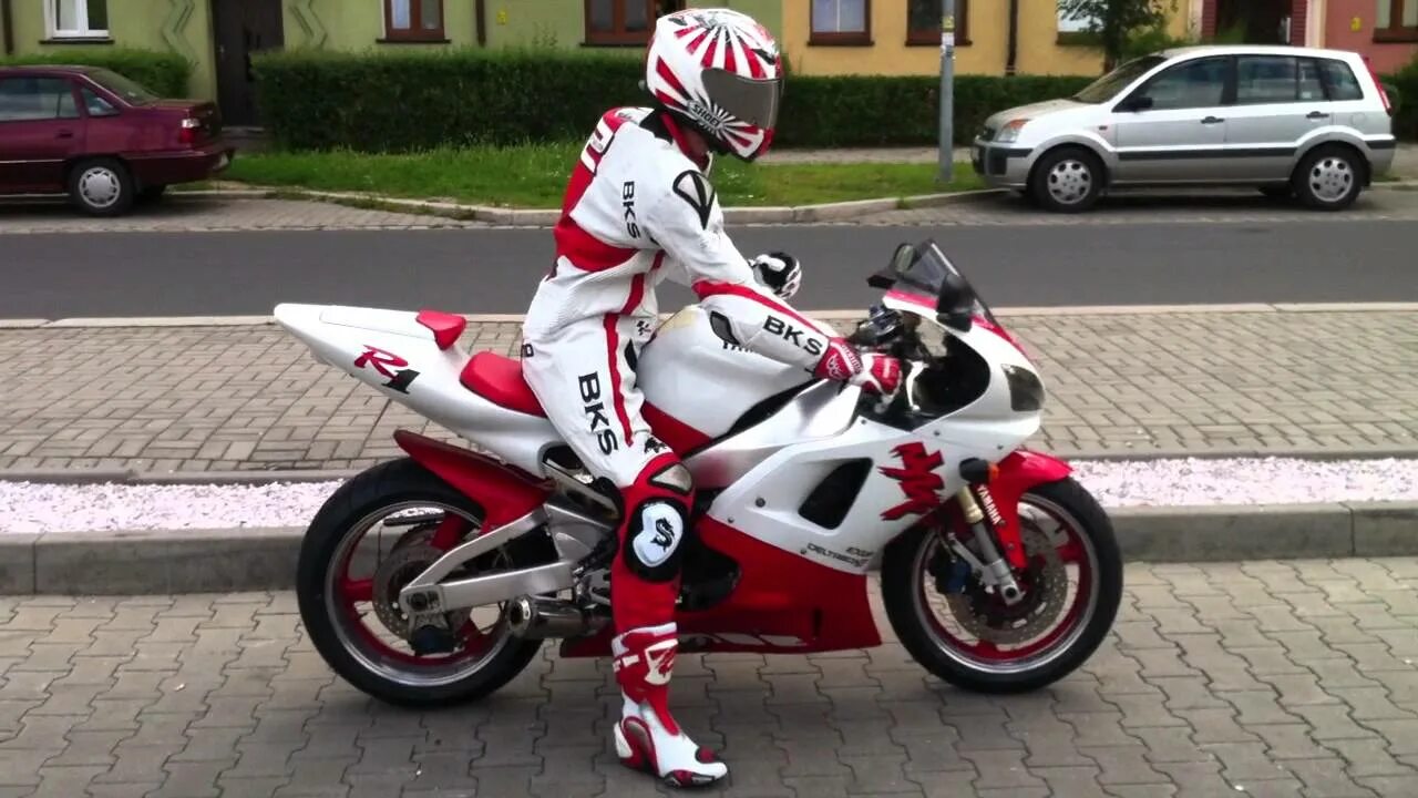 Красно белый мотоцикл. Yamaha YZF r1 1998. Yamaha YZF 1998. Yamaha YZF r1 1999. Yamaha r1 98-01.