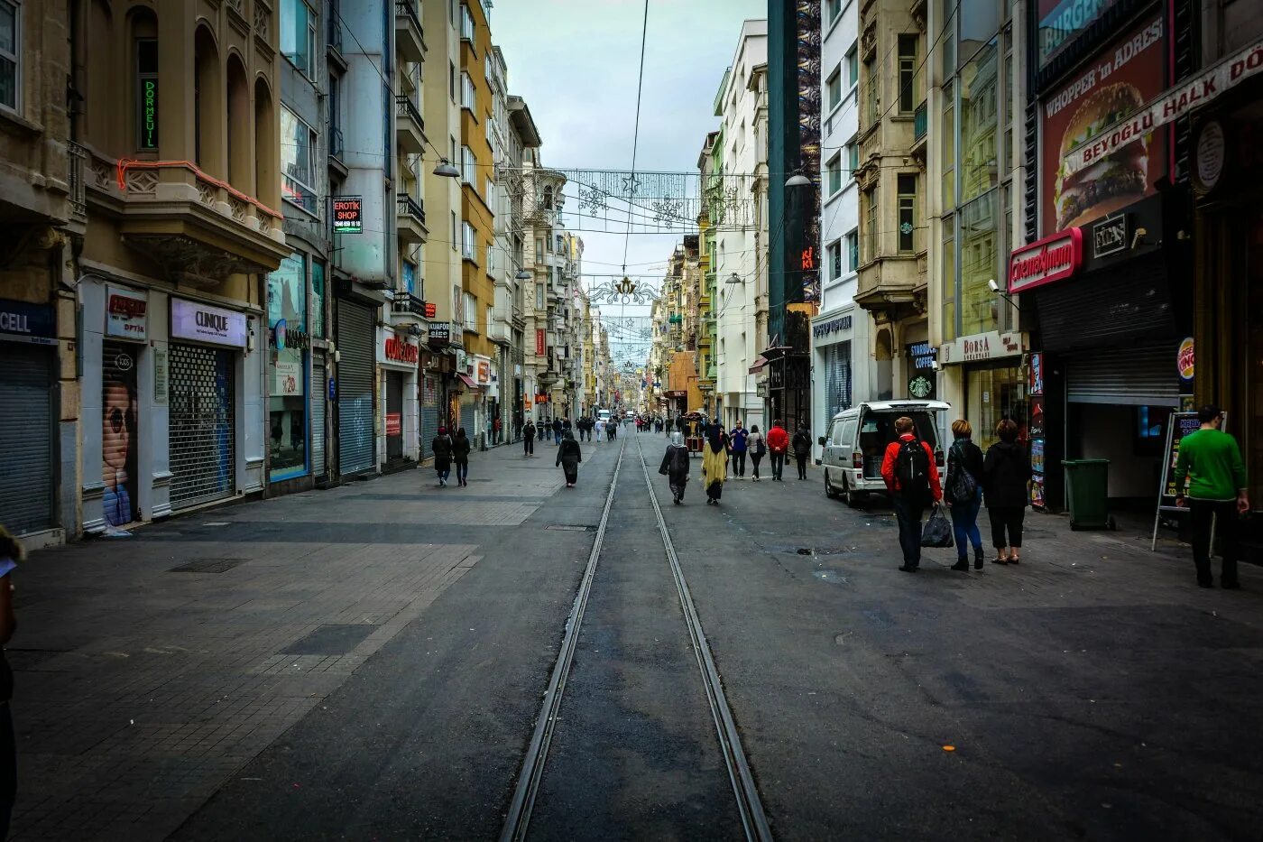 Улица Истикляль, Стамбул, Турция. Турция улица Истикляль. Центральная пешеходная улица Стамбула. Главная улица Стамбула.