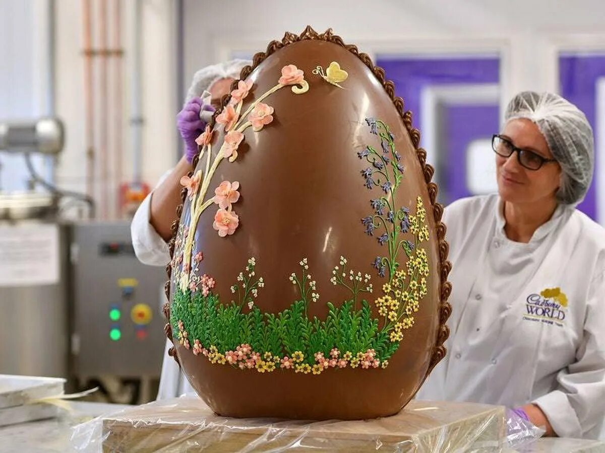Гигантские пасхальные яйца. Шоколадные пасхальные яйца. Огромное пасхальное яйцо. Пасхальные яйца шоколад. Авпра овынрогерпо егг