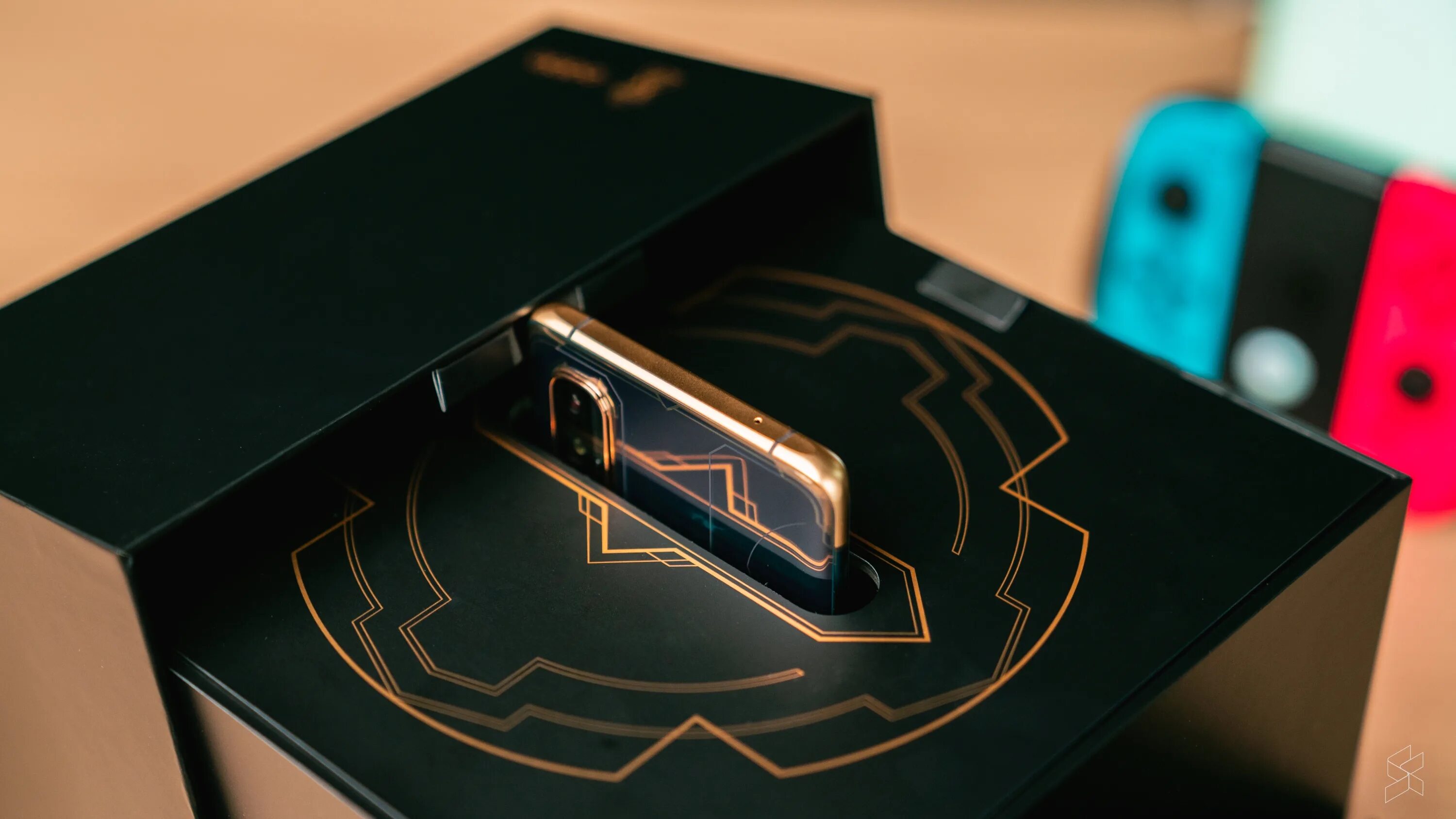 Samsung galaxy s6 edge limited edition. Лимитированный huawei. Лимитированные смартфоны купить. Игровые смартфоны лимитированная версия. Игровой смартфон razer phone.