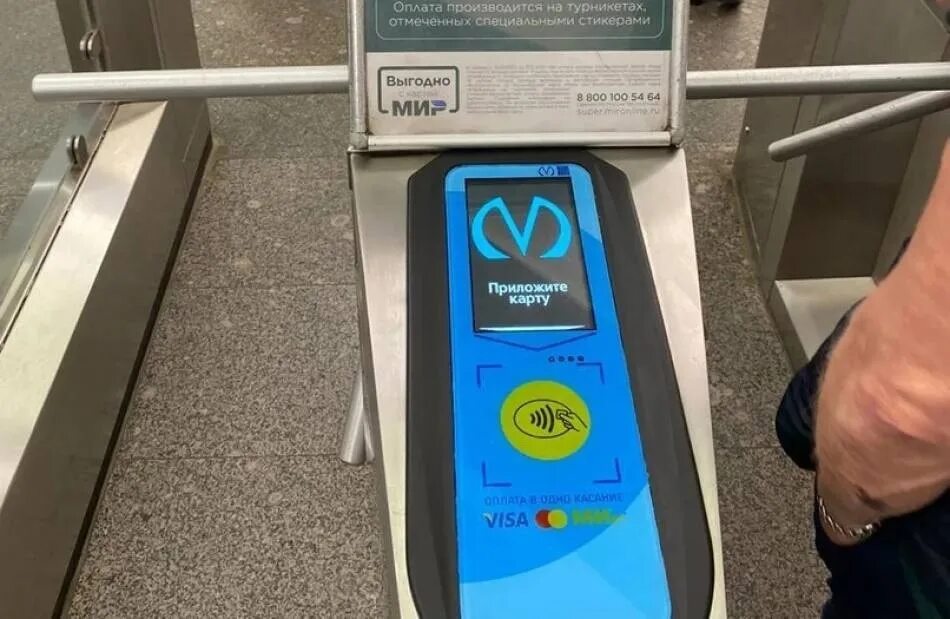 Оплатить проезд на метро банковской картой. Турникет петербург метро. питер 2025 метро турникеты. новые турникеты в метро спб. петербургский метрополитен турникеты.