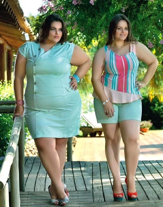 Толстая сестра. Толстые девушки в одежде. Две полные женщины. Толстые и стройные женщины.
